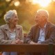 Couple âgé main dans la main sur un banc ensoleillé