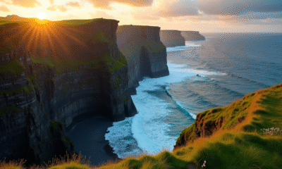 Falaises de Moher en Irlande lors de l'heure dorée paysage dramatique