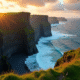 Falaises de Moher en Irlande lors de l'heure dorée paysage dramatique
