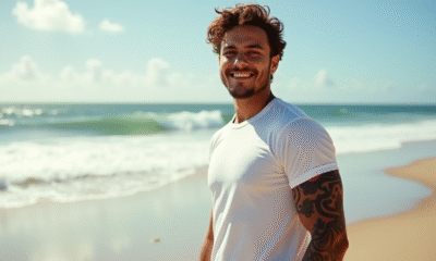 Jeune homme souriant avec tatouages maori sur la plage