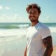 Jeune homme souriant avec tatouages maori sur la plage