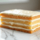 Millefeuille glacé sur comptoir en marbre en gros plan